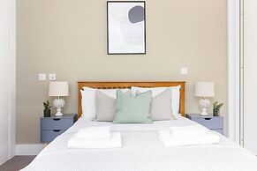 Luminous 2 Bed Balcony Flat in Islington