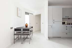 Luminous 2 Bed Balcony Flat in Islington