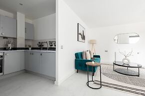 Luminous 2 Bed Balcony Flat in Islington