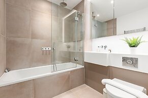 Luminous 2 Bed Balcony Flat in Islington