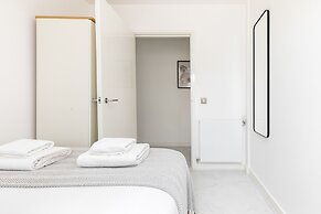 Luminous 2 Bed Balcony Flat in Islington