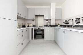 Luminous 2 Bed Balcony Flat in Islington