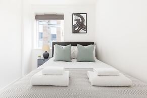 Luminous 2 Bed Balcony Flat in Islington