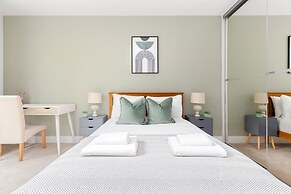 Luminous 2 Bed Balcony Flat in Islington