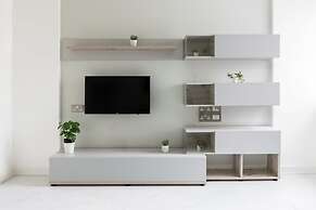 Luminous 2 Bed Balcony Flat in Islington