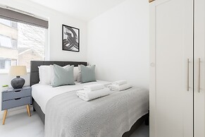 Luminous 2 Bed Balcony Flat in Islington