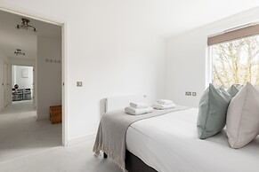 Luminous 2 Bed Balcony Flat in Islington
