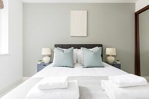 Luminous 2 Bed Balcony Flat in Islington
