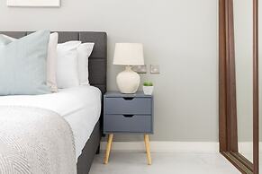 Luminous 2 Bed Balcony Flat in Islington