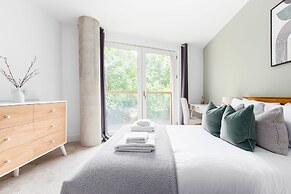 Luminous 2 Bed Balcony Flat in Islington