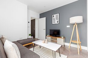 Luminous 2 Bed Balcony Flat in Islington