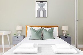 Luminous 2 Bed Balcony Flat in Islington