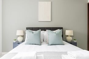 Luminous 2 Bed Balcony Flat in Islington