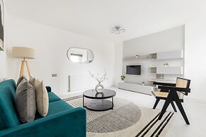 Luminous 2 Bed Balcony Flat in Islington