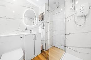 Airy Home with Free Parking in Glasgow