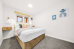 Airy Home with Free Parking in Glasgow