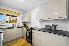 Airy Home with Free Parking in Glasgow