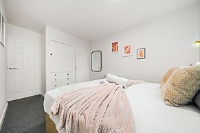 Airy Home with Free Parking in Glasgow