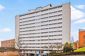 Airy Home with Free Parking in Glasgow
