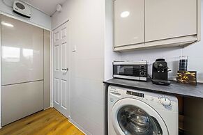 Airy Home with Free Parking in Glasgow