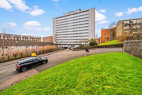 Airy Home with Free Parking in Glasgow