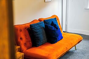 Airy Home with Free Parking in Glasgow