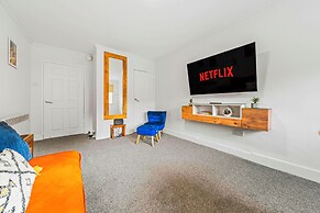 Airy Home with Free Parking in Glasgow