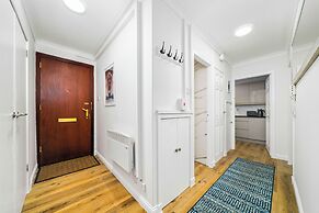 Airy Home with Free Parking in Glasgow