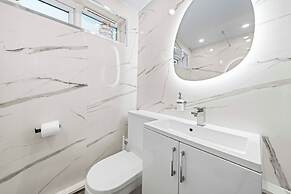 Airy Home with Free Parking in Glasgow