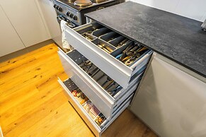 Airy Home with Free Parking in Glasgow