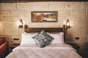 Tale Cave INN