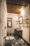 Tale Cave INN