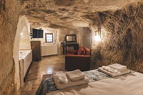 Tale Cave INN