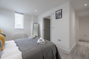 Stunning 2-bed Apartment in Camberley