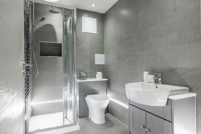 Stunning 2-bed Apartment in Camberley