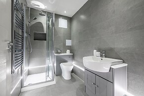 Stunning 2-bed Apartment in Camberley