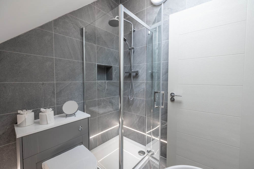 Impeccable 2-bed Apartment in Camberley