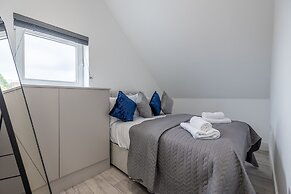 Impeccable 2-bed Apartment in Camberley