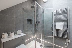 Impeccable 2-bed Apartment in Camberley