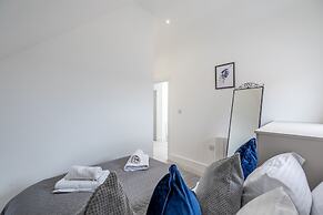 Impeccable 2-bed Apartment in Camberley