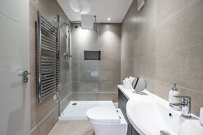 Remarkable 2-bed Apartment in Camberley