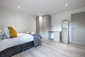 Remarkable 2-bed Apartment in Camberley