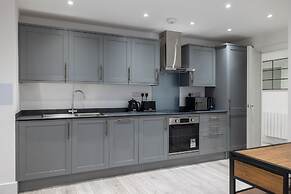 Remarkable 2-bed Apartment in Camberley