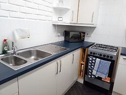 2 Bed House - Sleeps 4 - Pets - Garden - Parking