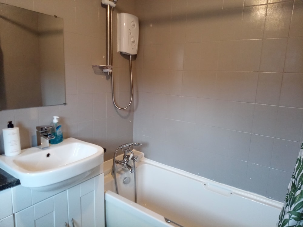 2 Bed House - Sleeps 4 - Pets - Garden - Parking