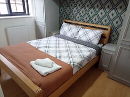 2 Bed House - Sleeps 4 - Pets - Garden - Parking