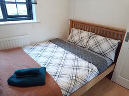 2 Bed House - Sleeps 4 - Pets - Garden - Parking