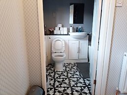 2 Bed House - Sleeps 4 - Pets - Garden - Parking