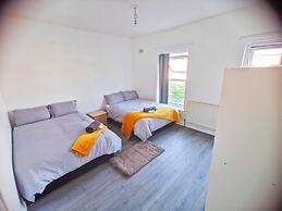 Charming 4-bed House in Manchester