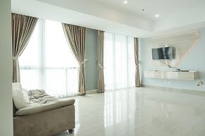 Spacious And Nice 2Br At Hillcrest House Apartment